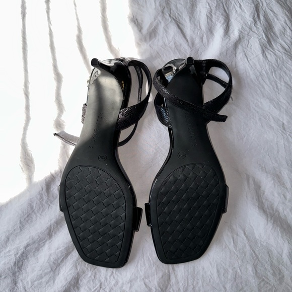 Strap heels - Picture 3 of 3